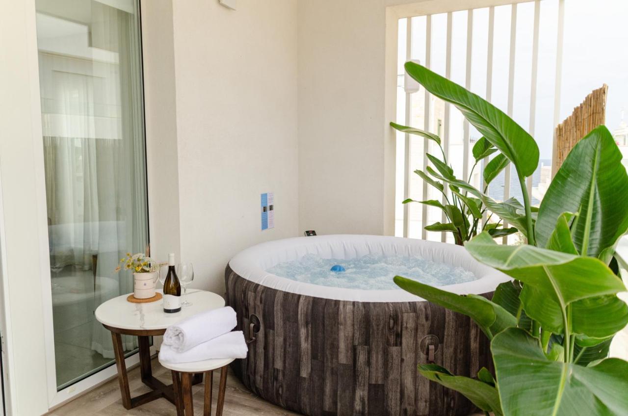 Apulialux Seaview Prestige Apt / Jacuzzi + Parking Apartment Polignano a Mare Bagian luar foto